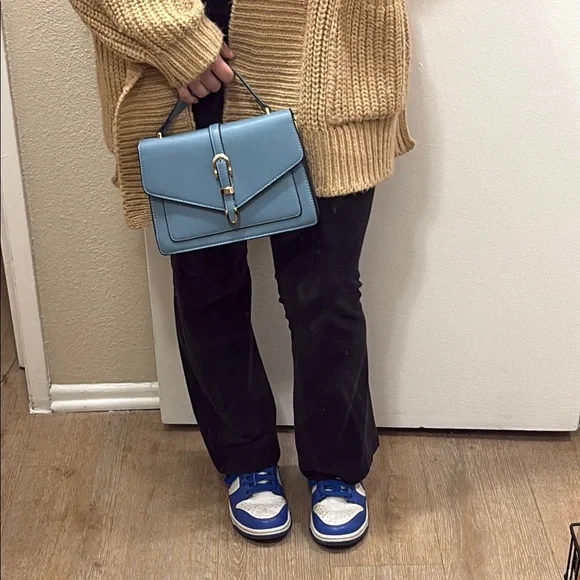 Elegant Blue Handbag - Picture 1 of 4